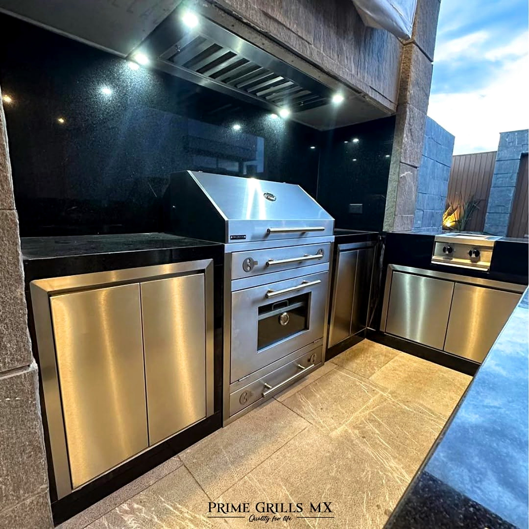 Terraza de alto nivel con asador premium, campana y módulos de acero inoxidable