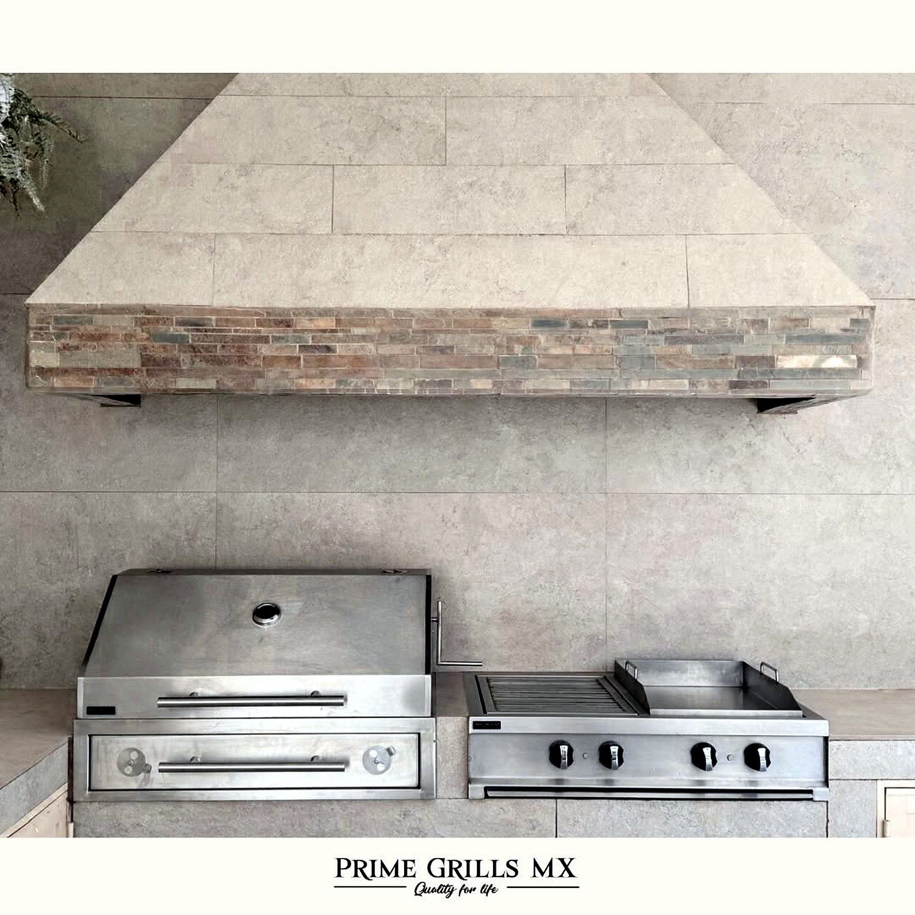 Modelo mixto mitad plancha mitad parrilla junto a asador Prime Grills