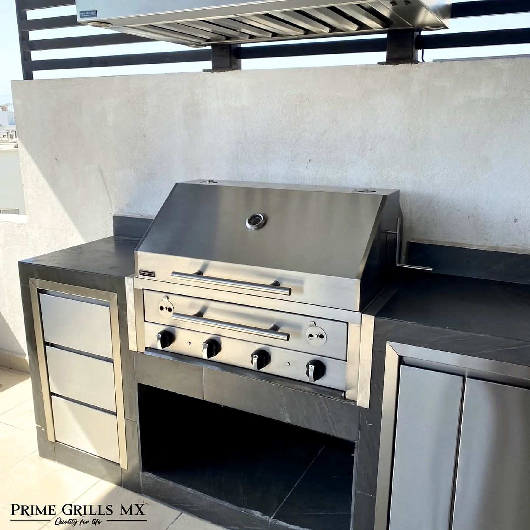 Asador híbrido Prime Grills instalado en terraza de Apodaca